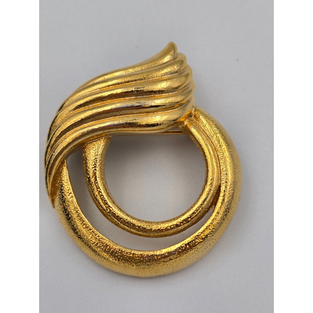 Vintage Gerrys‎ Gold Tone Textured Ribbed Swirl Double Hoop Brooch Pin